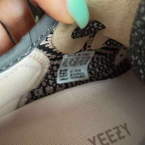Yeezy Boost 350 V2, Size 4.5 men’s= 6 W - Brand Ne - Picture 2 of 3